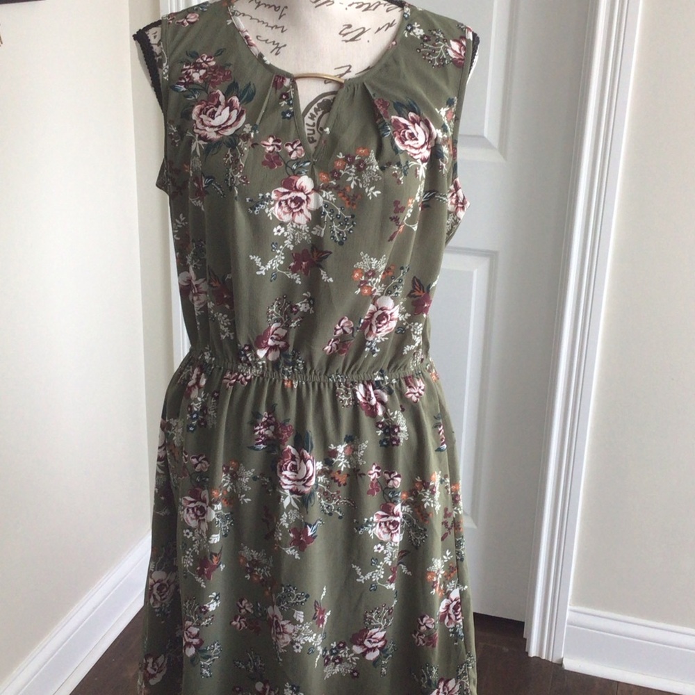 Women’s Tempted Olive green Floral Midi keyhole elastic waist Dress Sz L